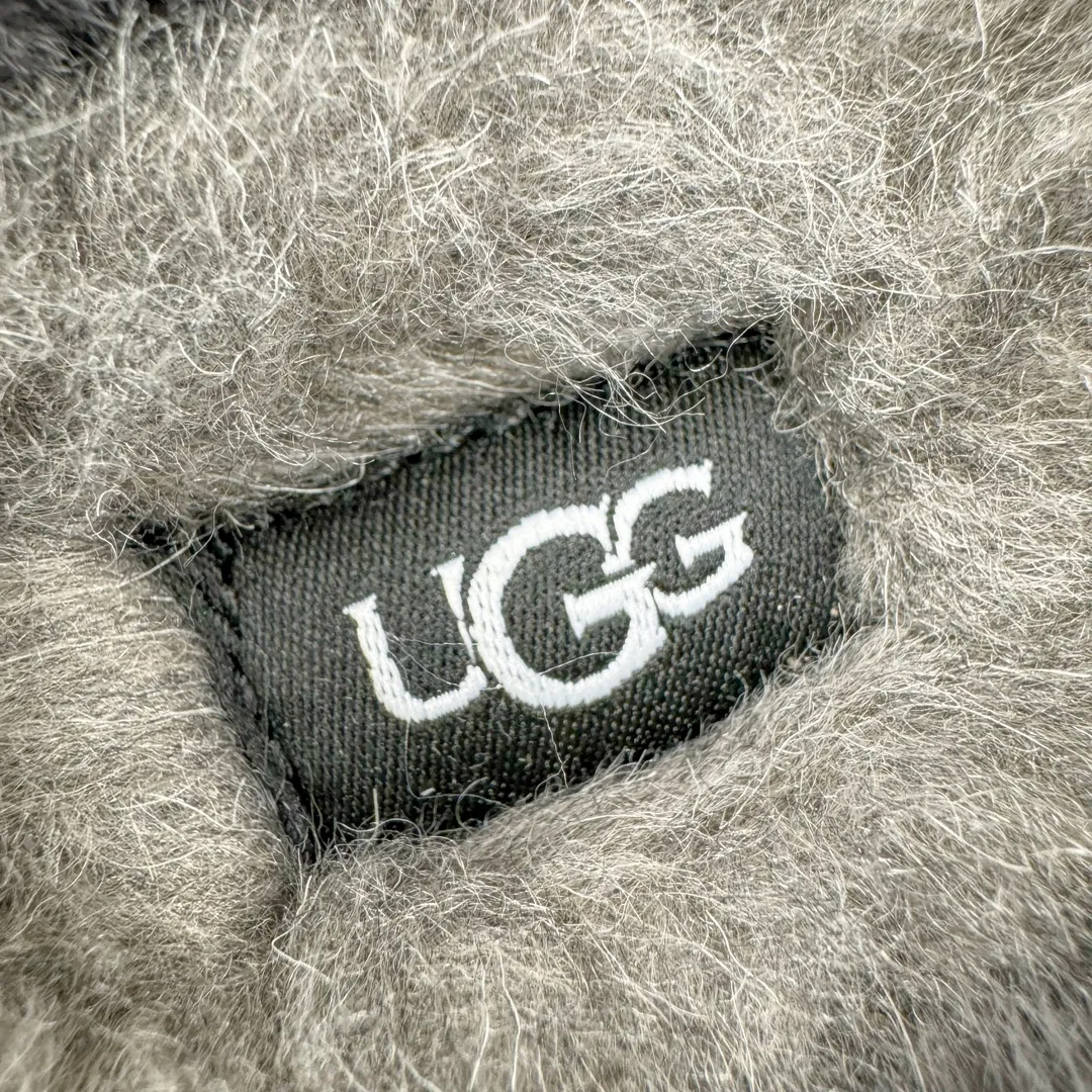 Pick up locally💰520 UGG ethnic style 2553 classic autumn and winter sheep fur all-in-one snow boots. All shoes are made from the same factory as ZP. Longfeng A-grade Australian imported sheep fur all-in-one ethnic style. Brand OEM production line. Fully follow the ZP process. OEM original pattern maker. Adhering to the principle of no original shoes and no development selection. Pay attention to every detail. The most authentic version on the market. TREADLITE "Light Wing" technology outsole. Lightweight/durable/flexible/pile size: 35 36 37 38 39 40 41 42 Coding: by2936060